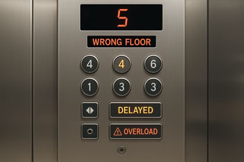 علائم عملکردی خرابی آسانسور مثل انتخاب اشتباه طبقه و خطای ظرفیت