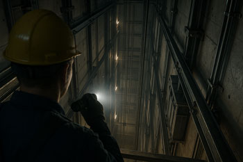 تصویر فوق‌واقعی از بررسی چاه آسانسور از دید تکنسین